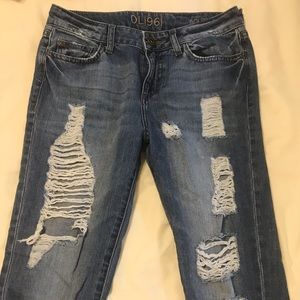 Distressed high waisted jeans